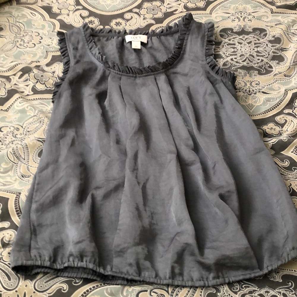 Sweet sleeveless dress shirt.